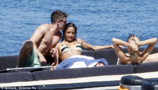 article-2683108-1F7357B600000578-236_634x360