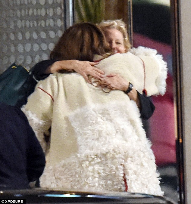 236BA8BB00000578-2846421-Clsoe_Sharing_a_sisterly_embrace_they_hugged_before_Adele_was_us-17_1416767454989