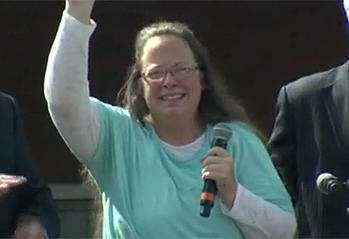 150908-news-kim-davis-rally-hp-lg