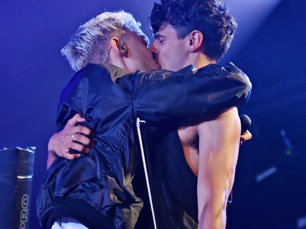 olly-neil-kiss-600x450