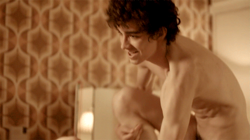 Robert Sheehan getting naked, one of the sexiest irish actors