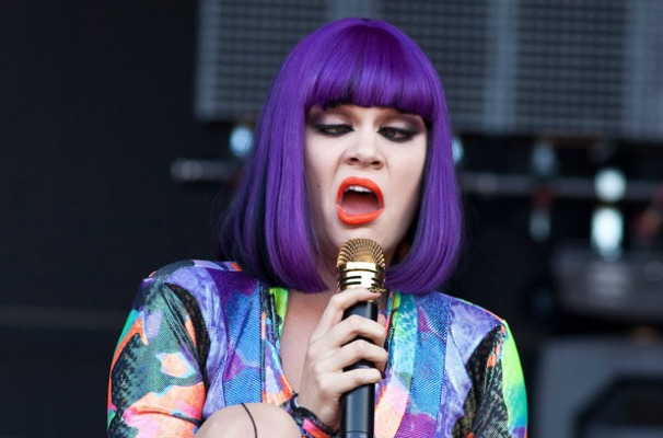 jessie j pulls a weird face