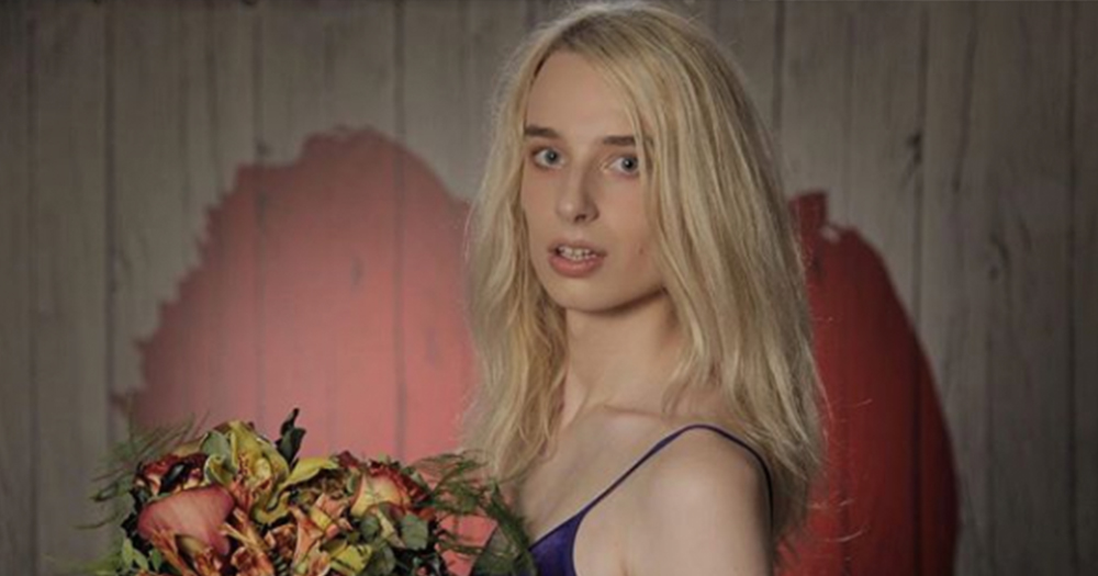 Laylah Beatty holding a bunch of flowers on First Dates Ireland