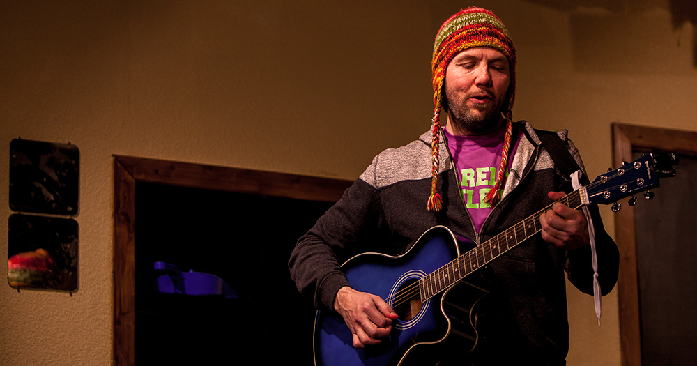 Tom Wells play 'Jumper For Goalposts'