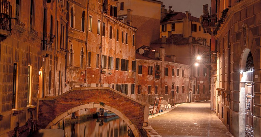 Gay Couple Threatened With Knife While Passers-By Do Nothing