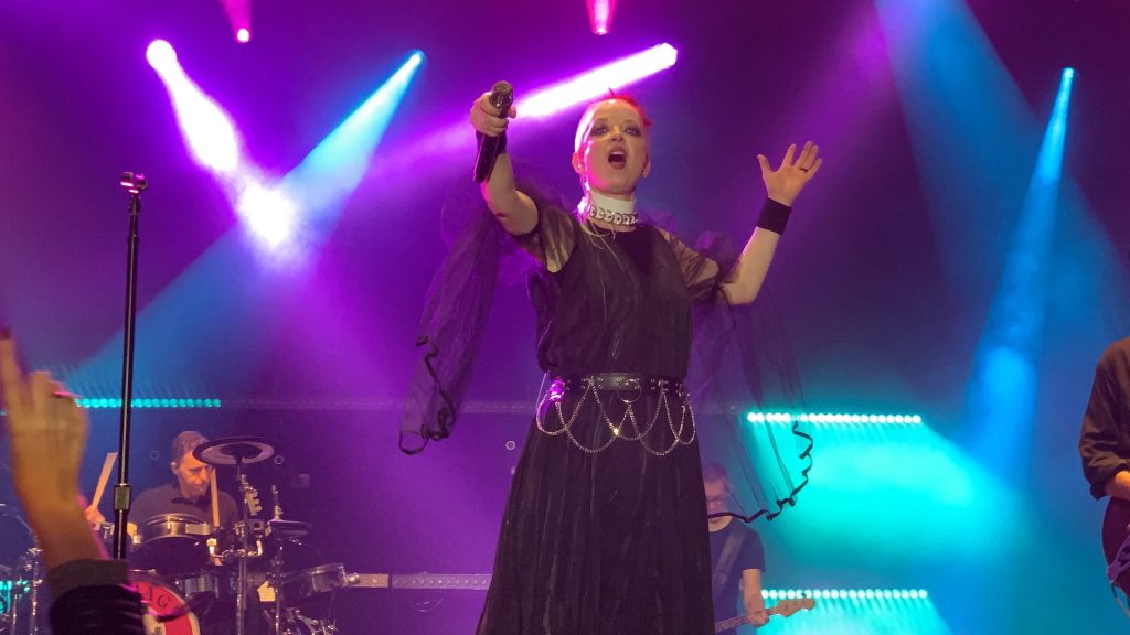 Shirley Manson from Garbage pointing the microphone to the crowd