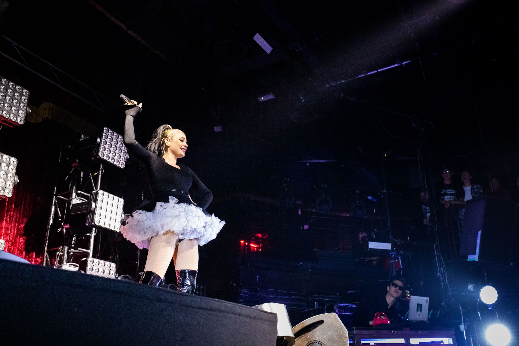 Kim Petras raising her microphone. Image by Babs Daly.