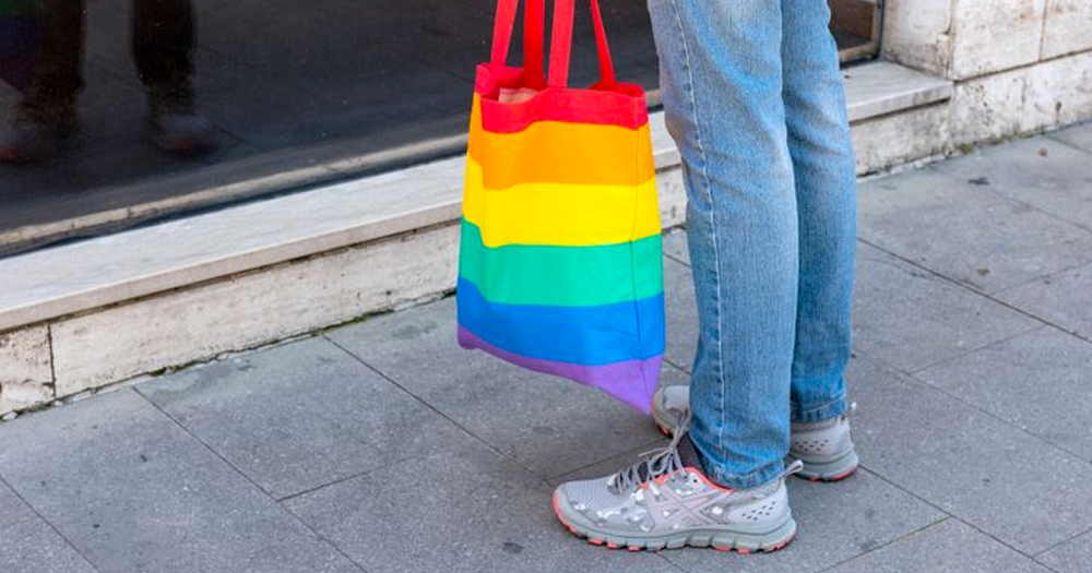 Italian teenager attacked and beaten up for carrying a rainbow bag: Picture of a rainbow bag and the legs of a person carrying it