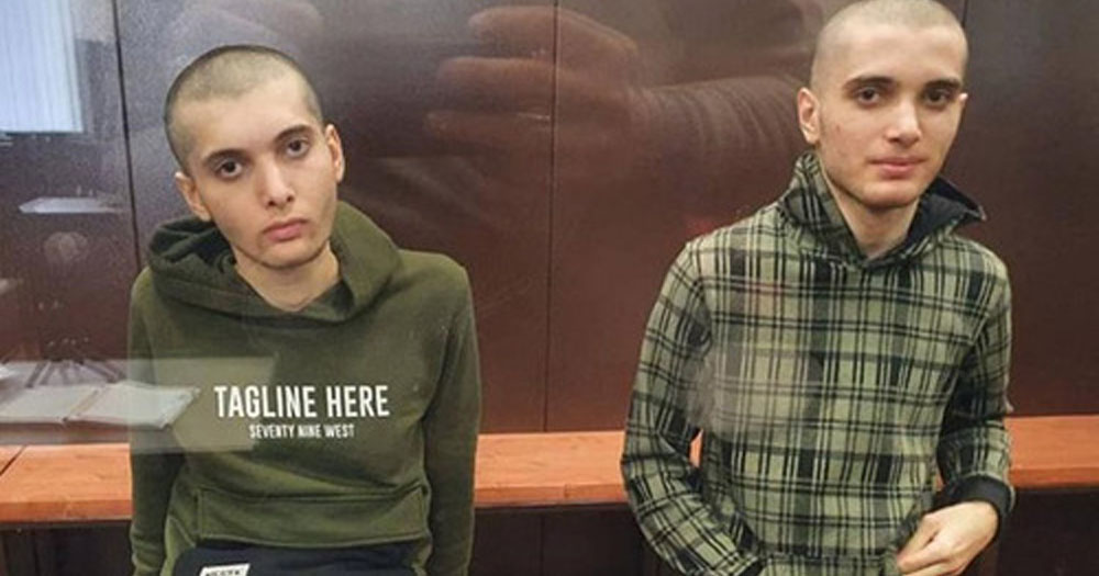 Photograph of Chechen siblings Salekh Magamadov and Ismail Isaev. Both have shaved heads and look disheveled.