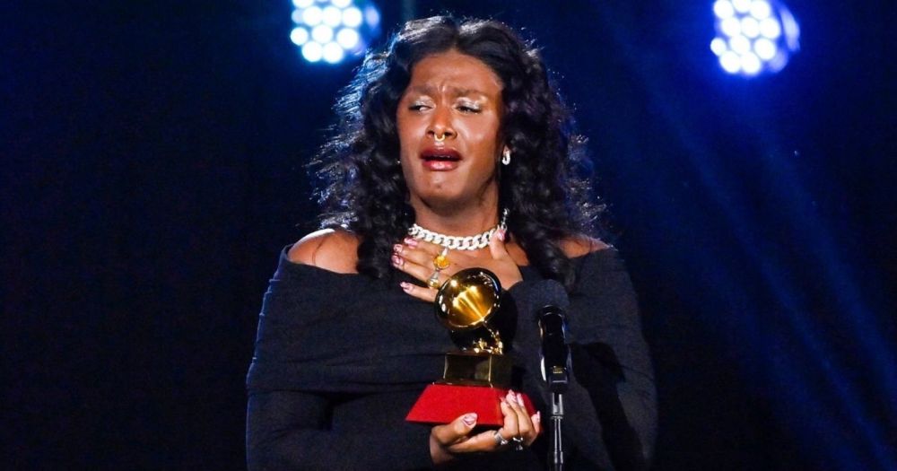 Liniker delivers an emotional speech on stage at the Latin Grammys as she makes history being the first trans artist to win a Latin Grammy.