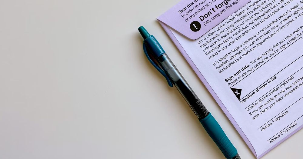 This article is about a census in the UK. In the photo, a pen and a document on a table.