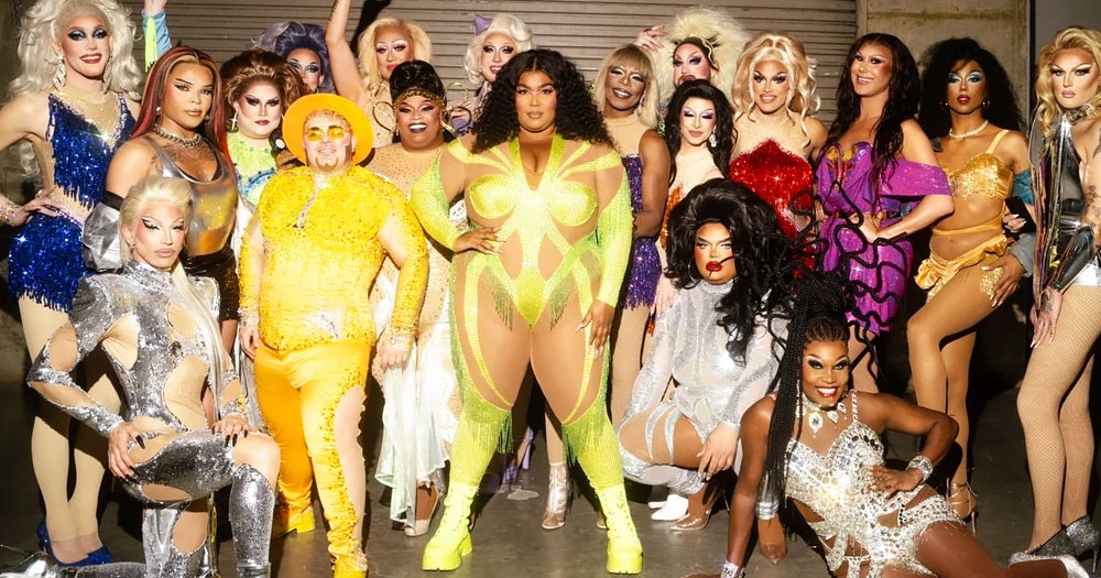 Lizzo posing with 20 drag performers after a show in Tenneessee.