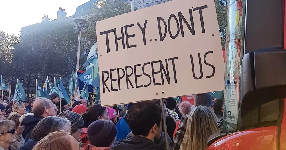 This article is about far-right online posts about Ireland. In the photo, a protest held against the violence that broke out in Dublin on November 23, with a sign that reads "they don't represent us".