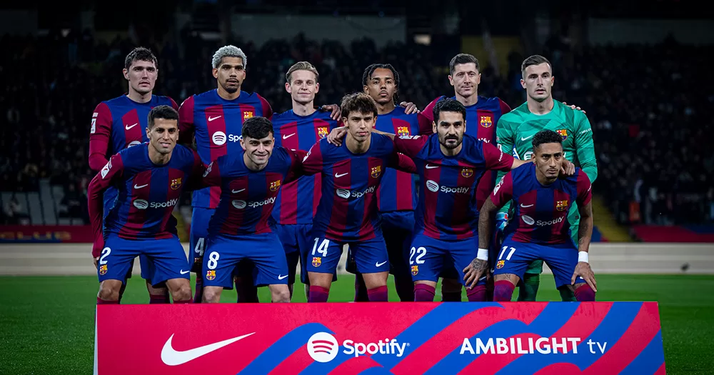 A photo of the Barcelona men's football team who are due to play in Saudi Arabia. The players pose on the pitch, all wearing a Barcelona football kit.