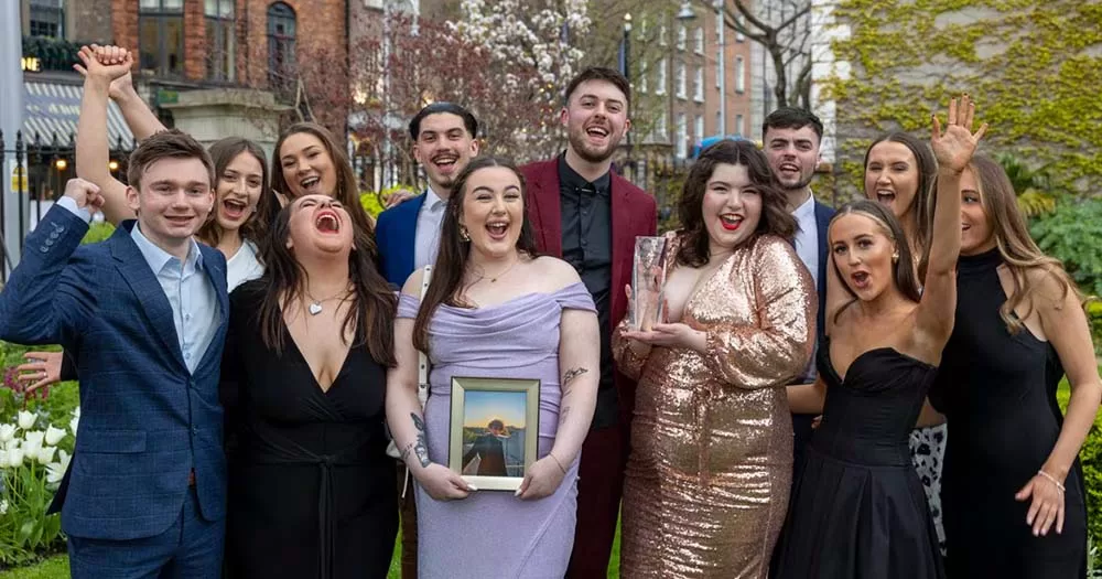 Photo of University Limerick journalism students posing with a photo of Joe Drennan