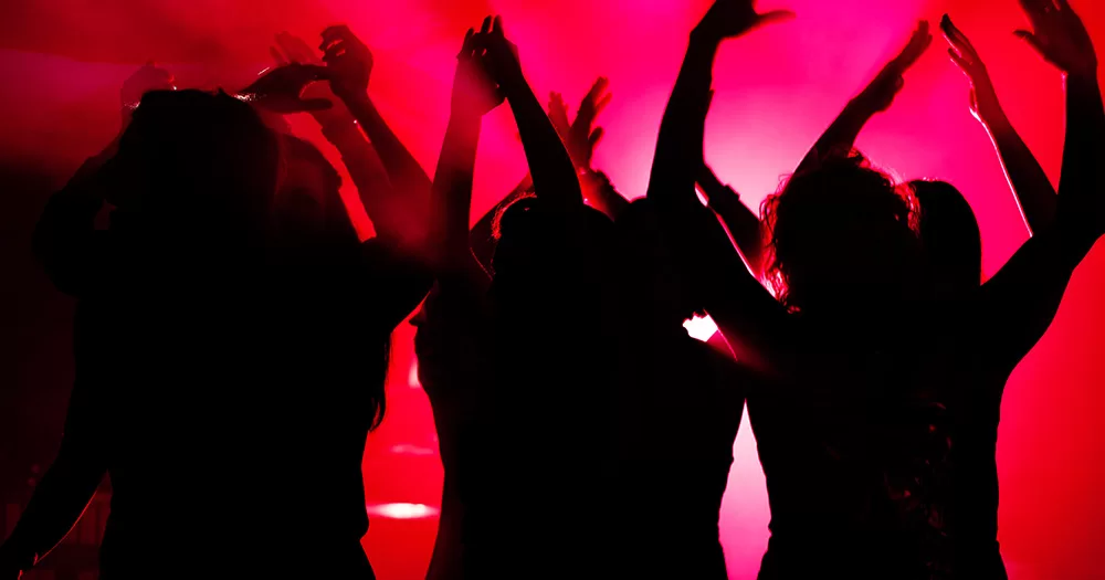 This article is about a new pop-up party called Peach coming to Dublin. The image shows the silhouettes of people dancing in a nightclub.