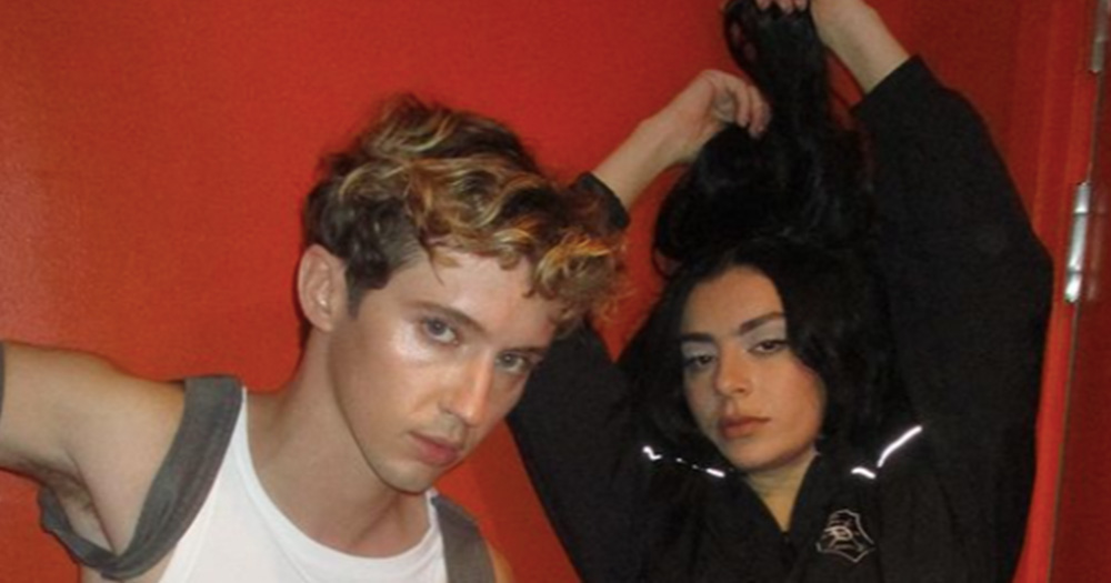 Troye Sivan and Charli xcx posing together