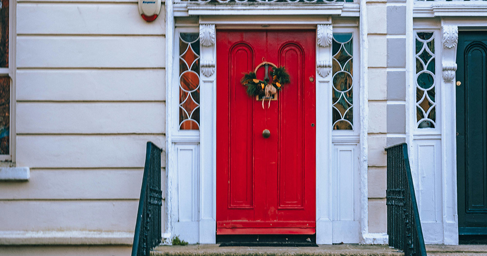 This article is about student accommodation in Dublin. The image shows a house with a red front door.