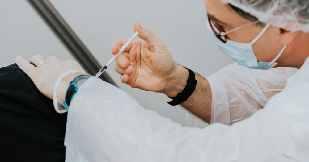 This article is about a new gonorrhoea vaccine. In the photo, a nurse administering a vaccine to a patient.