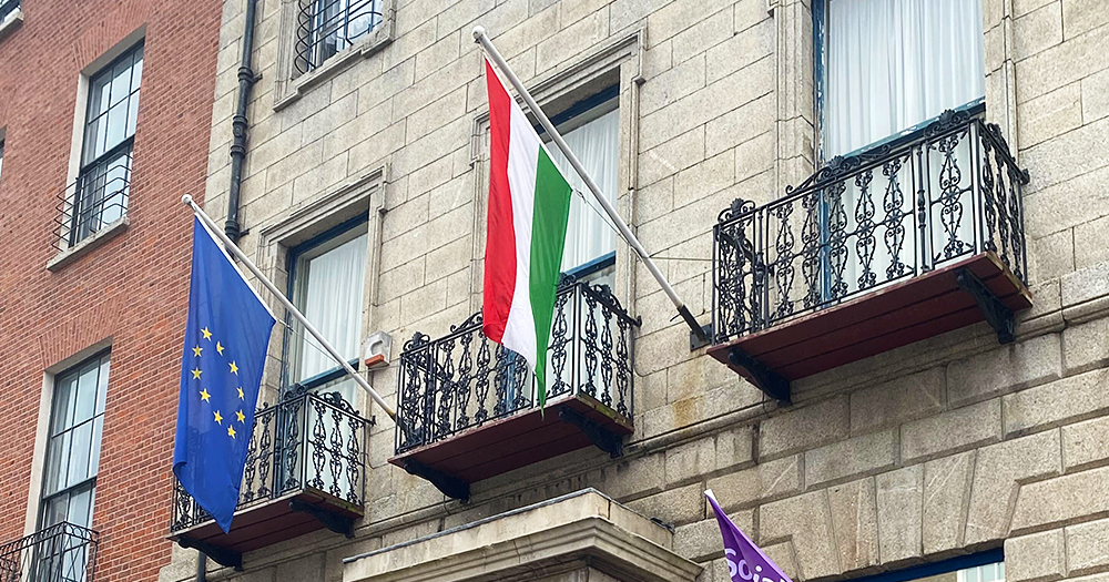 This article is about EU member states condemning Hungary's Pride ban. In the photo, an EU flag and a Hungarian flag.
