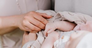 This article is about equality for LGBTQ+ families in Ireland. In the article, the hands of a child and a mother.