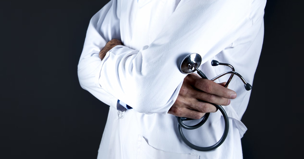 This article is about the current state of mpox in Ireland. In the photo, the crossed arm of a doctor in scrubs.