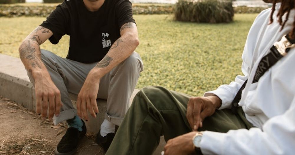 This article is about support group Kindr. In the photo, two men sitting beside each other.