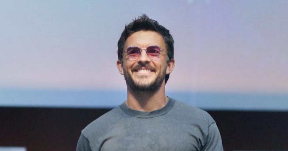Jonathan Bailey wearing the Loomis sunglasses