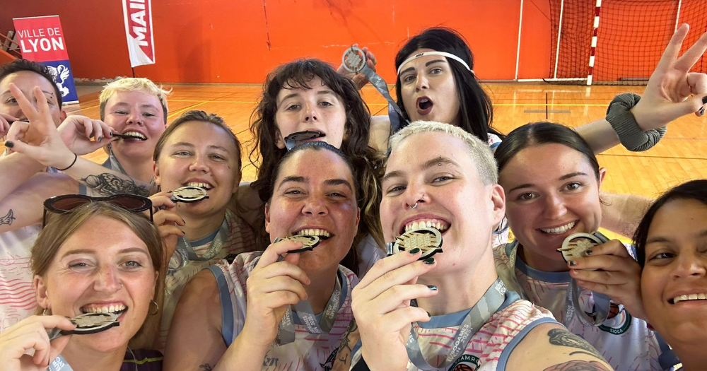 Shamrock Sióga’s FLINTA team with their silver medals.