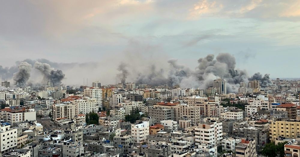 This article is about Israel ordering the evacuation of people in Gaza City. In the photo, buildings in the Gaza Strip with smoke rising from a bombed site.