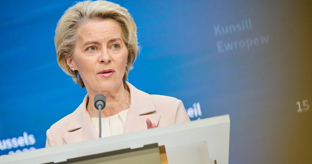 This article is about the EU freezing funding for Israel. In the photo, President of the European Commission Ursula von der Leyen speaking into a microphone at the European Parliament.