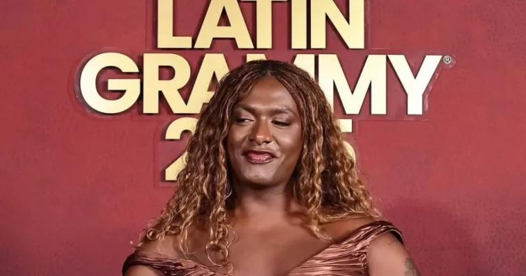 Brazilian singer-songwriter Liniker, holding her Latin Grammy awards
