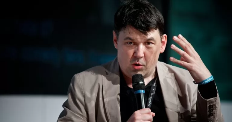 Graham Linehan speaking into a microphone.