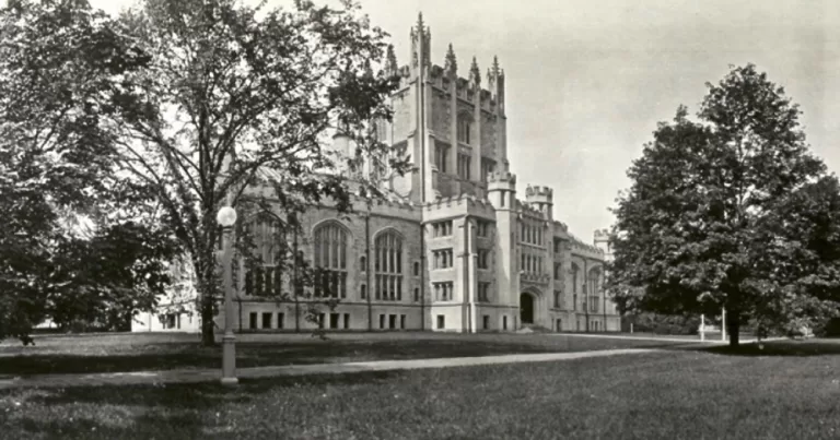 A black-and-white photo of Vassar College from 1912, a time where queer students where not openly welcomed on campus.