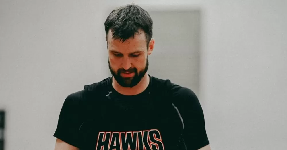 AJ Ogilvy wearing a black Hawks shirt