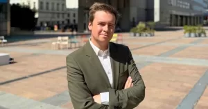 This article is about Hungary's crackdown on LGBTQ+ rights. LGBTQ+ activist Remy Bonny standing on a square.