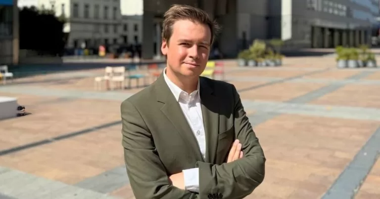 This article is about Hungary's crackdown on LGBTQ+ rights. LGBTQ+ activist Remy Bonny standing on a square.