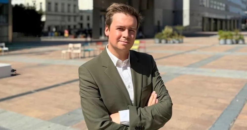 This article is about Hungary's crackdown on LGBTQ+ rights. LGBTQ+ activist Remy Bonny standing on a square.