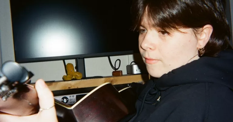 queer singer-songwriter Leith Ross playing guitar