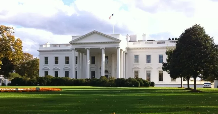 This article is about HIV aid cuts to Zambia. In the photo, the White House seen from the front.