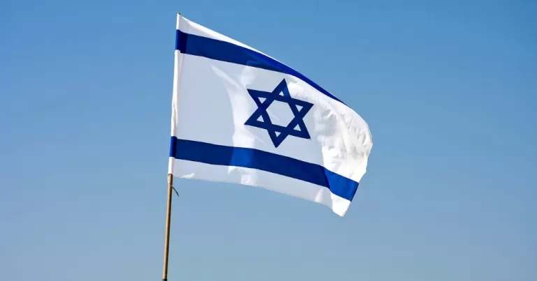This article is about a law imposing the death penalty in Israel. In the photo, an Israeli flag flying in the sky.