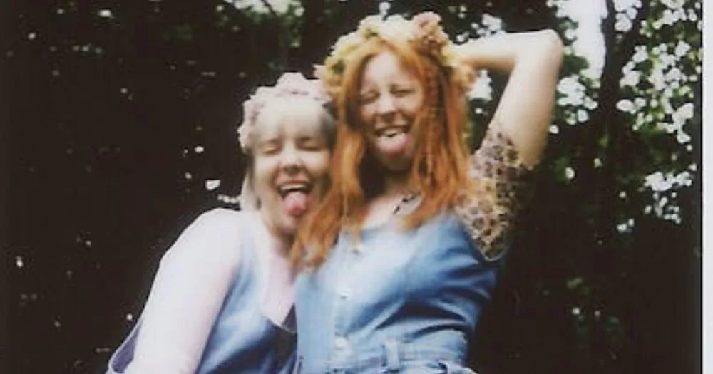 This article is about platonic love. In the photo, two friends posing for a picture and making faces to the camera.