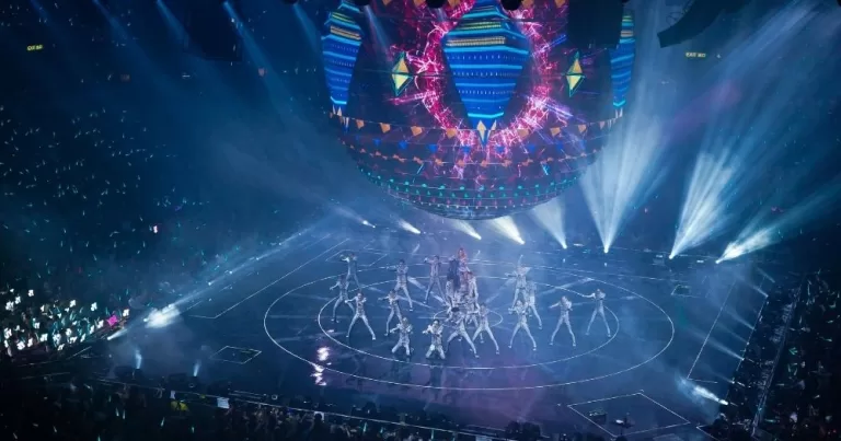 This article is about Dublin bars boycotting Eurovision. The picture is taken from the audience stands, the Eurovision stage is lit up by spotlights, on the stage are multiple dancers in white clothing